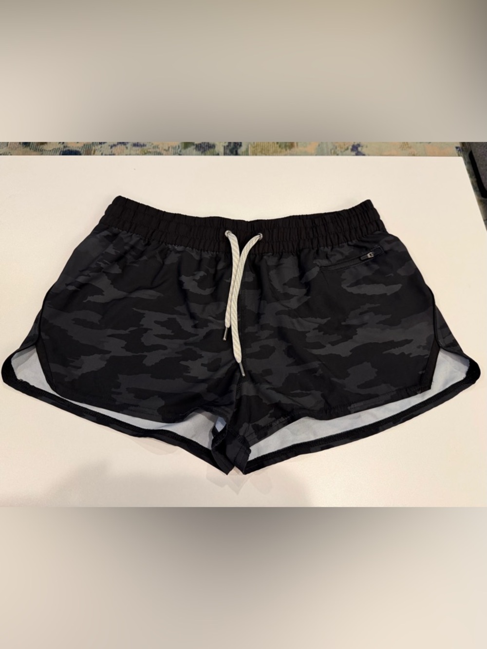 Vuori Women’s Black Camo Athletic Shorts Size Large (Liner Removed)